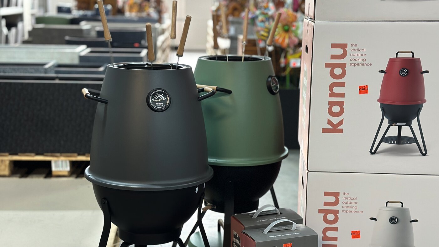 Kandu Grill in Schwarz und Grün mit Produktverpackung daneben im Permapack Lagerverkauf
