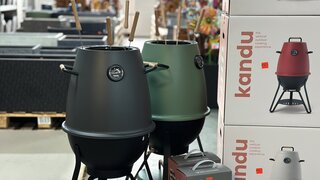 Kandu Grill in Schwarz und Grün mit Produktverpackung daneben im Permapack Lagerverkauf