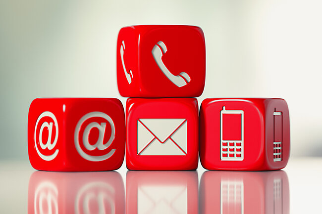 Vier rote Würfel mit verschiedenen Kontakt-Symbolen